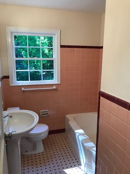 Bath - 1614 Columbia Cir