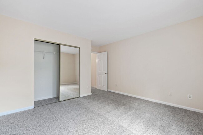 Building Photo - Lovely 3 bedroom townhome in fantastic Ral...