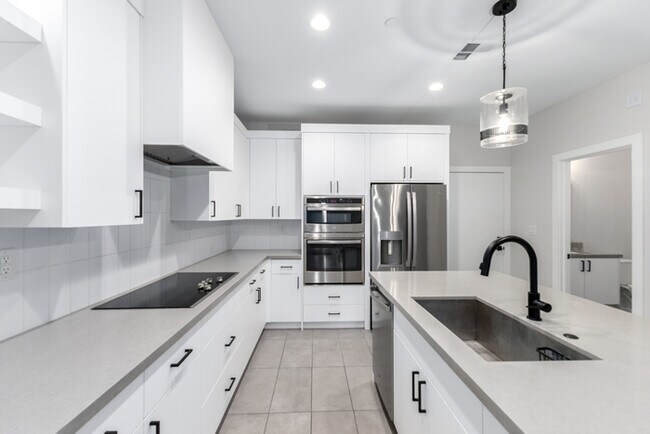 Building Photo - 164 E Lexington Ave