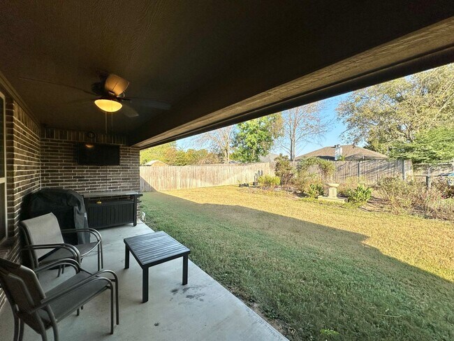 Building Photo - Stunning 3 Bed 2 Bath in Flint!