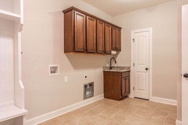 Building Photo - 100 Wiregrass Ln