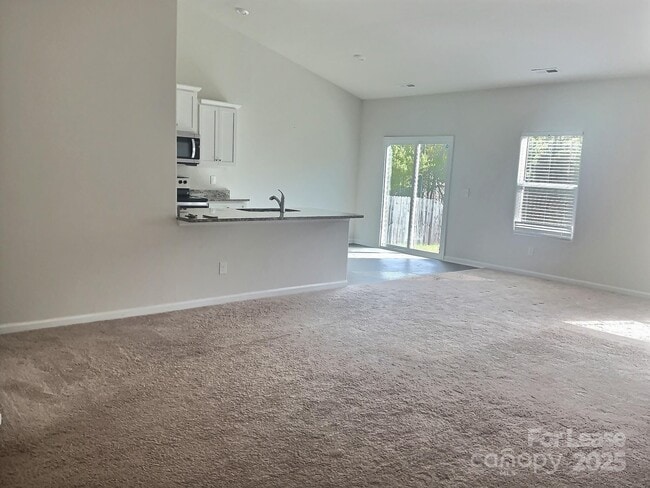 Building Photo - 2112 Lanza Dr