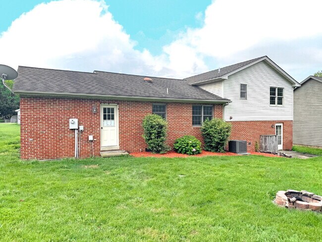 Building Photo - Charming tri-level with bonus space