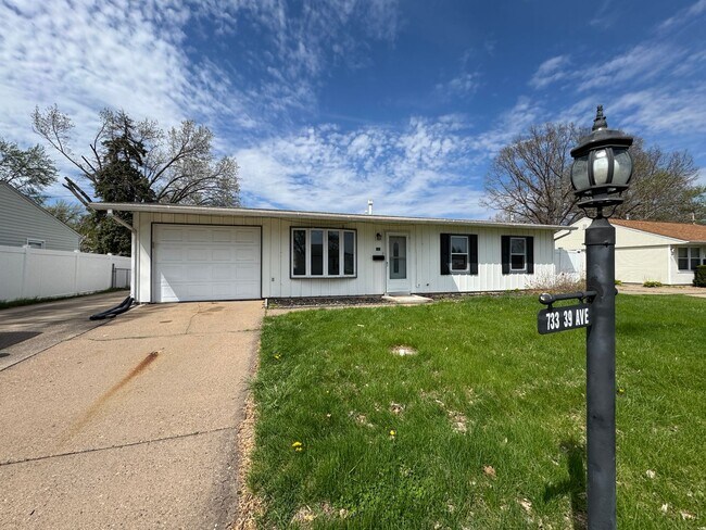 Building Photo - Charming and Spacious East Moline Home!