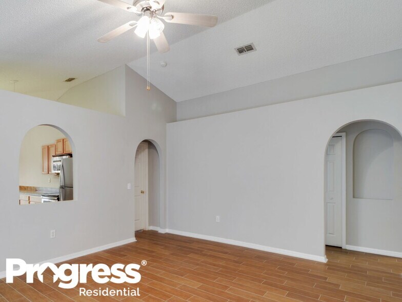 Building Photo - 8448 Oak Crossing Dr W
