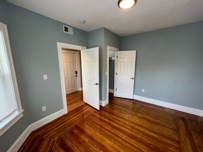 Building Photo - Renovated 4 bed 2 baths in Somerville.... Don't miss out!
