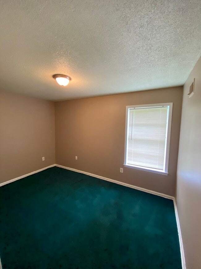Building Photo - Nice Home & New Carpet Going In Soon