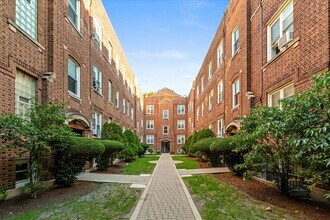 Building Photo - 652 W Oakdale Ave