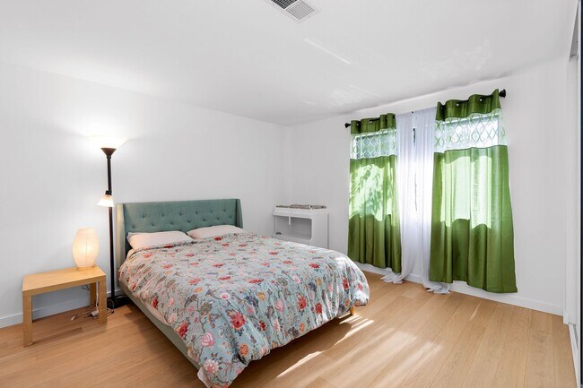 Building Photo - Spacious 2 Bed, 2 Bath Condo Near Downtown...