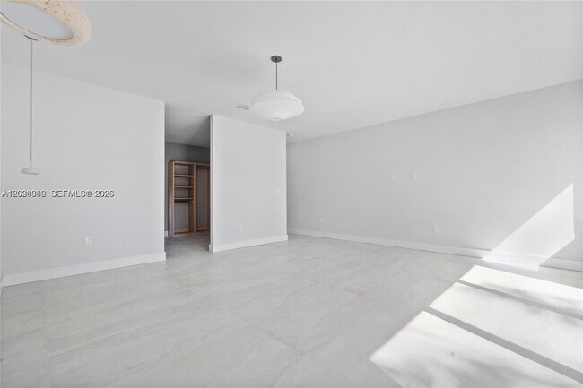 Building Photo - 550 S Shore Dr