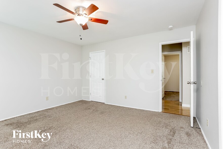 Building Photo - 323 Turfwood Dr