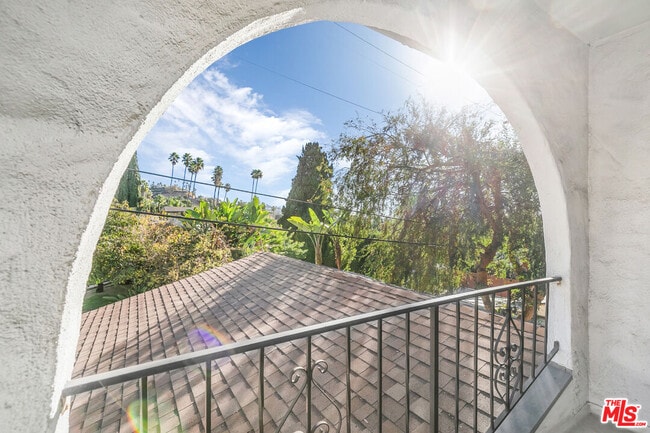 Building Photo - 1530 Valley View Rd