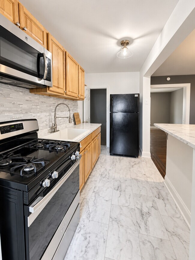 Building Photo - 6744 Linmore Ave