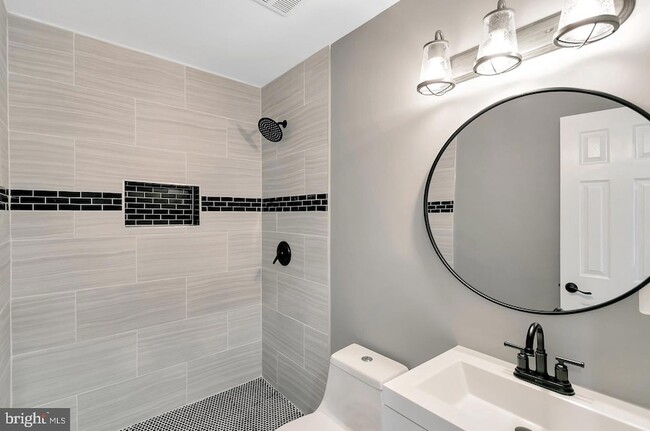 Building Photo - 6005 New Hampshire Ave NE