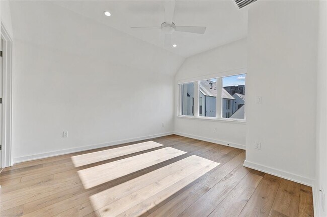 Building Photo - 2518 Sutherland St