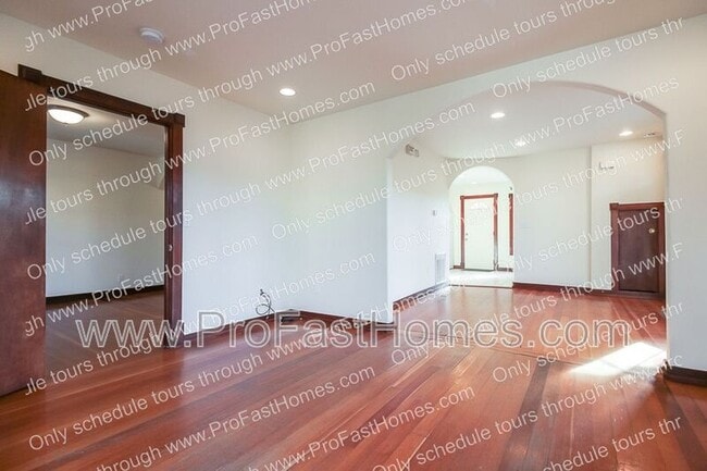 Building Photo - 3232 N Michigan Ave