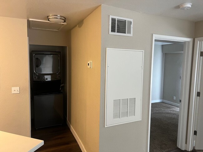 Building Photo - 2 Bedroom 1 Bath In Central Las Vegas