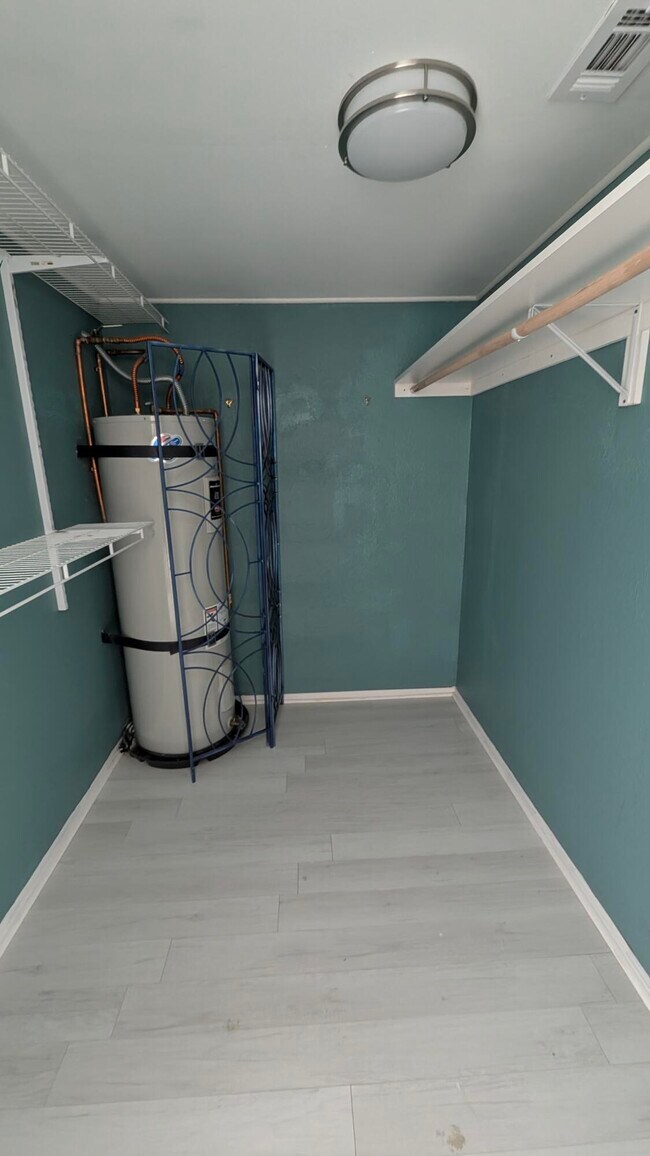 Building Photo - 425 Bradshaw E Ln