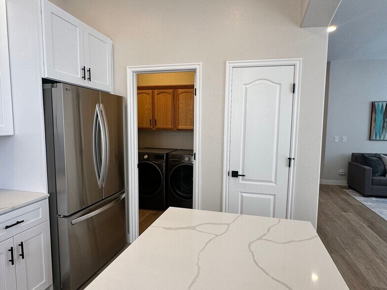 Building Photo - 10592 Pearlwood Cir