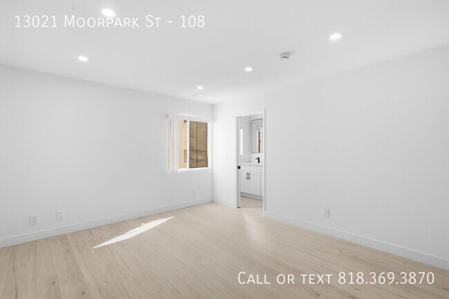 Building Photo - 13021 Moorpark St