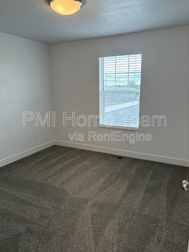 Building Photo - 618 W Cozy Ln