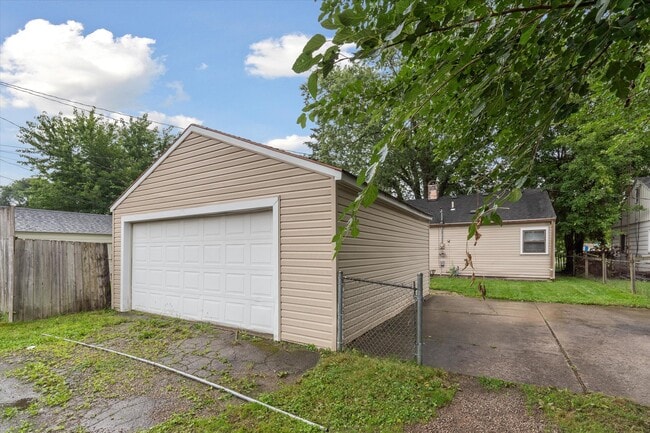 Building Photo - 5107 Bennett Rd