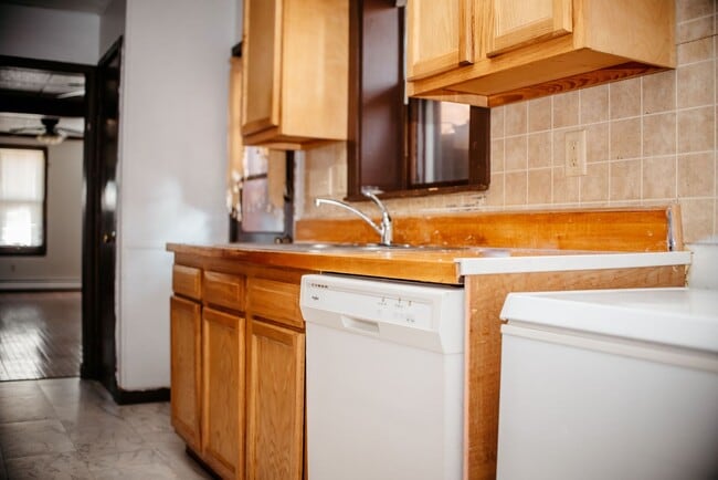 Building Photo - 3 Bedroom, 2 Bath Rown Home, 1st Floor Features 1 Bed and 1 Bath