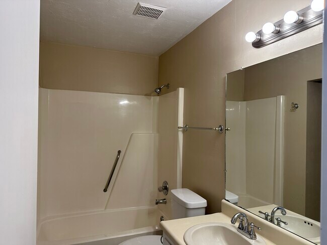 Building Photo - 2400 Talco Hills Dr