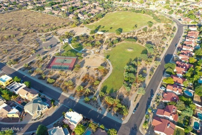 Building Photo - 2502 E Paradise Ln