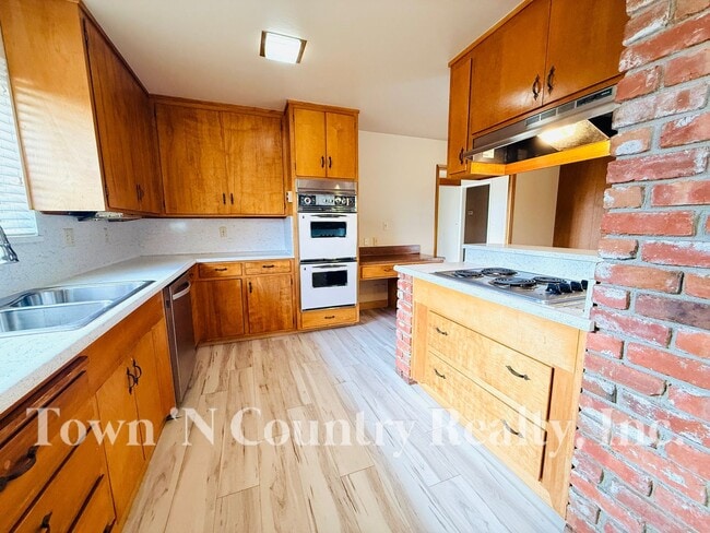 Building Photo - 3 Bedroom South Salinas Home!
