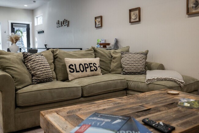 Building Photo - 255 Matterhorn Dr