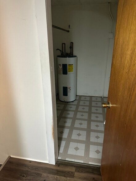 Building Photo - 305 W Railroad St