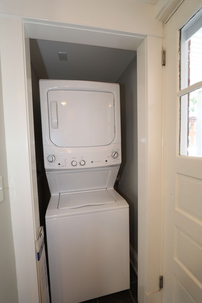 Building Photo - MAIN2220