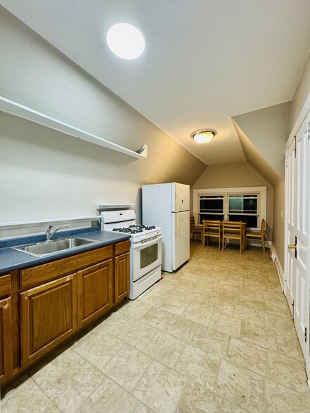 Kitchen - 1749 Crafton Blvd