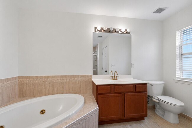 Building Photo - 209 Blue Heron Dr