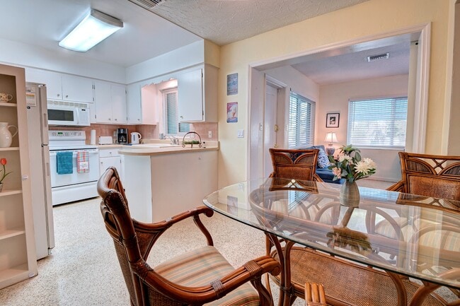 Kitchen (fridge has been replaced 2021) - 3605 Iroquois Ave