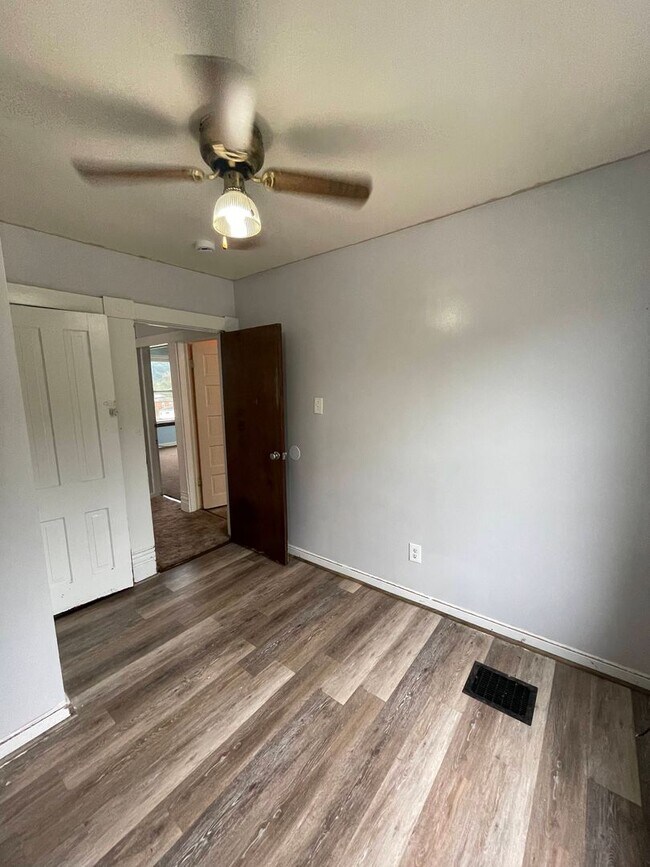 Building Photo - 456 Woodlane Ave
