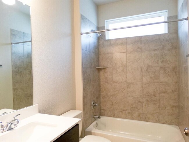 Building Photo - 370 Hortus Dr