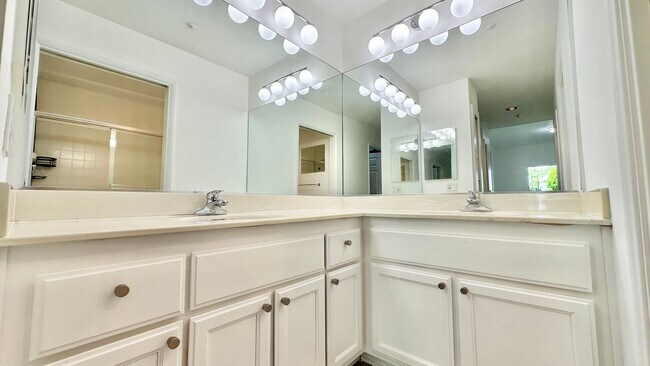 Building Photo - Bright + Spacious First-Floor Condo in Par...