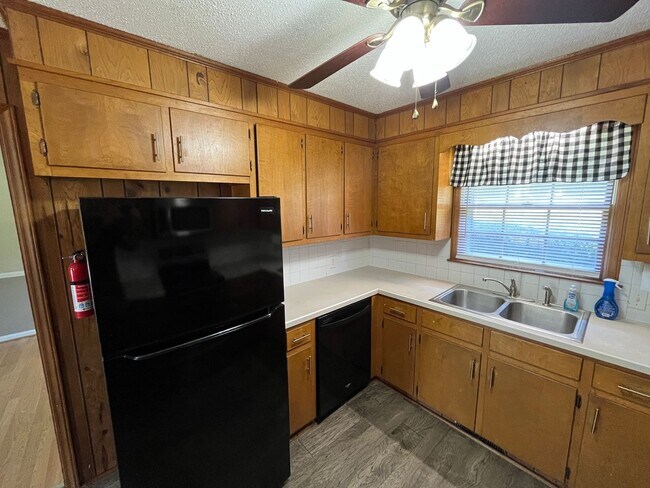 Building Photo - Spacious 4-Bedroom 3-Bathroom Brick Home in Arcadia Area