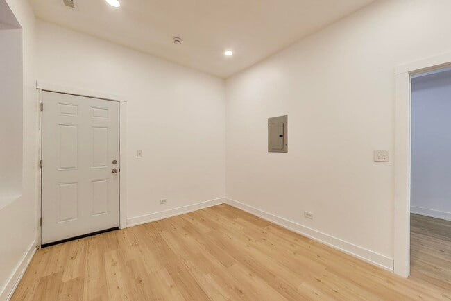 Building Photo - 1908 W 48th St