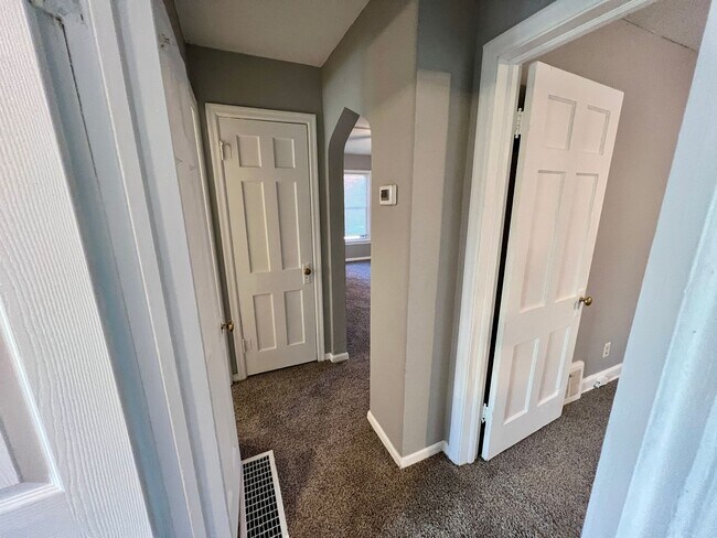 Building Photo - 2304 S Hall Rd