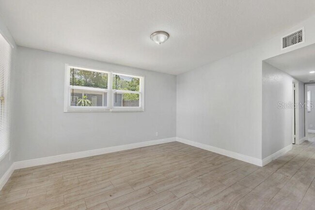 Building Photo - 1325 Windsor Way
