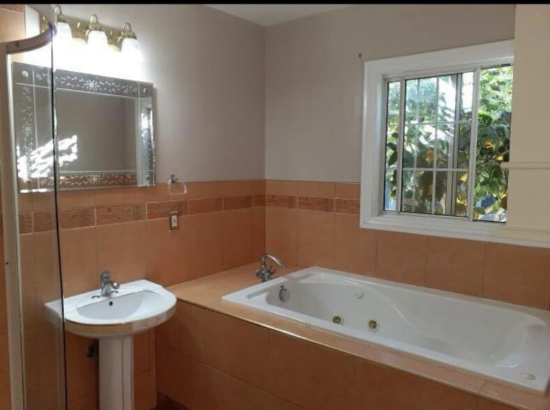 Building Photo - 5115 Canoga Ave