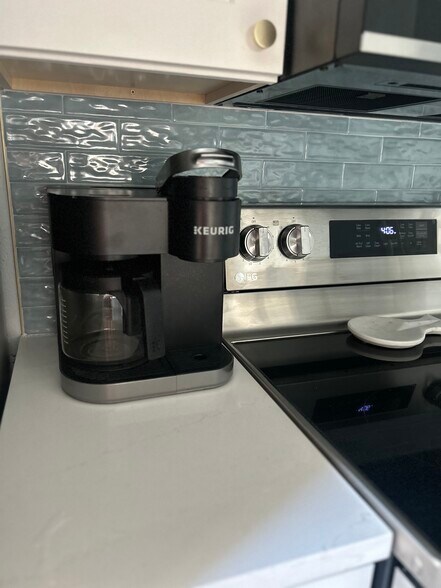 Keurig Coffee Maker (single or pot) - 4190 35th Ter S