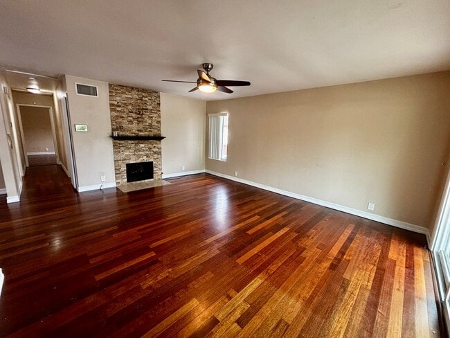 Building Photo - Updated and Spacious 2 bed 1.5 bath