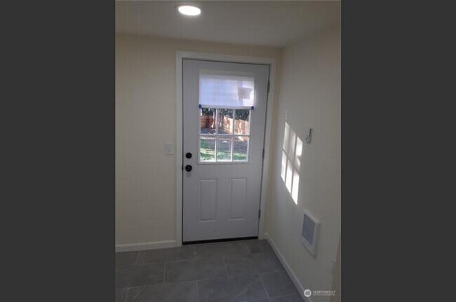 Building Photo - Charming Retreat: Fully Remodeled 3 Bed, 2...