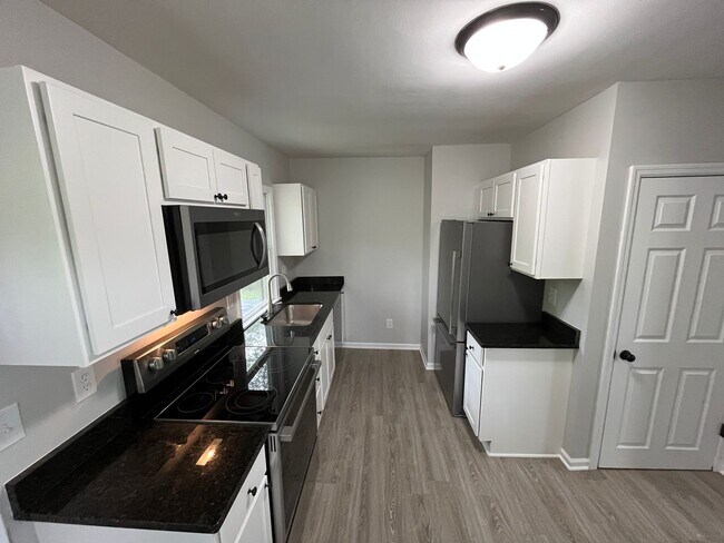 Building Photo - **REMODELED 2-BEDROOM HOUSE IN NORTH COLUMBUS!!**