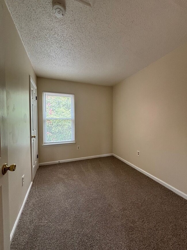 Building Photo - Beautiful 3 bedroom 1.5 Bath Fully Remodel...