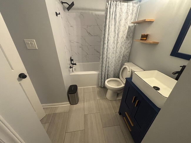 Building Photo - Room in House on Tall Rock Ct